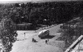 Перекрёсток улиц Технической (ныне Ставропольская) и  Ленина, по которой на юг идёт автобус. Стеклянное круглое кафе стоит на месте построенного 9-этажного здания.jpg