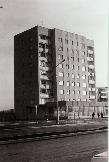 Перед  9-этажкой на проспекте им. Ленина разместилось полюбившееся горожанам кафе ЛАДА