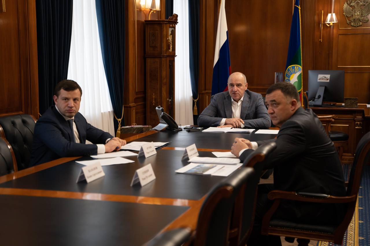Глава Карачаево-Черкесии Р. Темрезов принял участие в приеме граждан в режиме видеоконференцсвязи, который провел Полпред в СКФО Ю. Чайка  ​