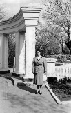 Арка  при входе в центральный сквер на северо-западном углу. 1950-е гг.168