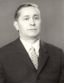 Сечин Василий Иванович - в 60-е годы  главный врач Черкесской ГорСЭС, затем врач – паразитолог ОблСЭС, участник ВОВ.

1916 г.р., уроженец  Курской области (Больше-Солдатский р-н, д. Будище). Как видно из наградного листа участвовал в Великой Отечественной войне с ноября 1942 года. 12.05.1943 года лейтенант Сечин В.И., начальник Химической службы 72 Отдельного Авиационного Разведывательного полка Северо-Западного Фронта представлен к награде  медалью «За Боевые Заслуги».

В наградном листе указано, что Василий Иванович много работает по изучению химического вооружения иностранных армий, отлично знает отечественное химическое вооружение, успешно справляется с работой. Инициативный, волевой командир. За период пребывания в полку организовал и оборудовал химическое убежище для личного состава полка. Весь личный состав обучен использованию противохимических средств защиты. Отработана практическая дегазация материальной части и вооружения. В.И.Сечин подобрал и обучил  4 химических инструктора. 

Составил план противохимической защиты аэродрома и написал ряд инструкций по химической подготовке. Со своим личным составом полка изучил приемы применения  ОВ из приборов и материальной части химического вооружения. Как Начальник Химической службы знает и любит свое дело. Провел занятия с личным составом, переучет химического вооружения. Материальную часть вооружения всегда содержит в боевой готовности. Делу партии Ленина-Сталина и Социалистической Родине предан. Политически развит. Морально устойчив. Идеологически выдержан. 

06.04.1985 г. награжден Орденом Отечественной войны II степени.
