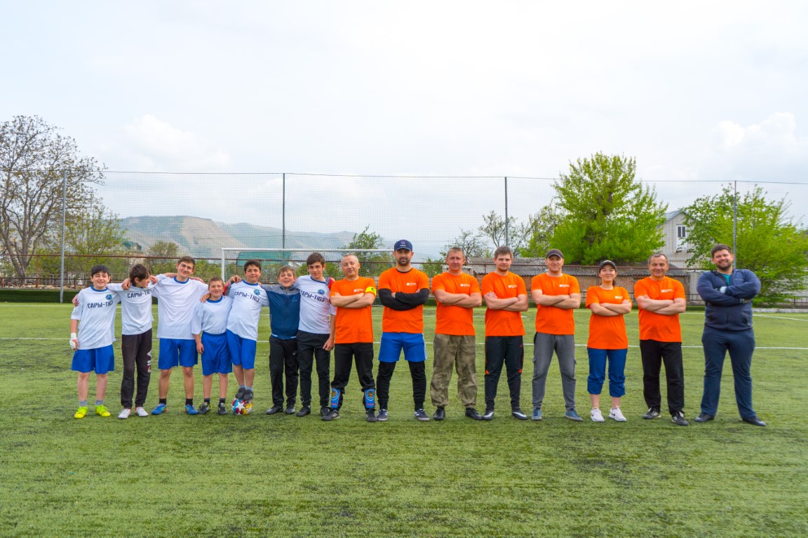 Товарищеский матч по футболу, посвящённый Дню Победы, прошёл между гидроэнергетиками и детско-юношеской командой «Сары-Тюз»