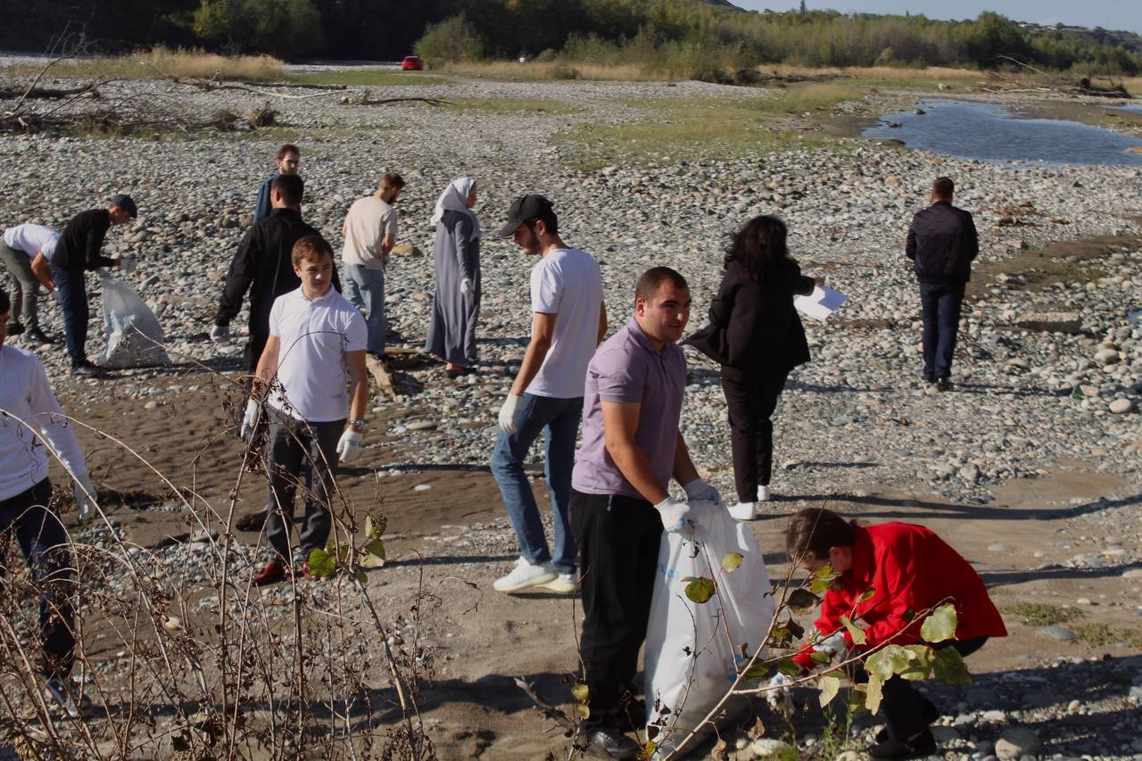 Масштабная уборка на берегу реки Кубань прошла в столице Карачаево-Черкесии