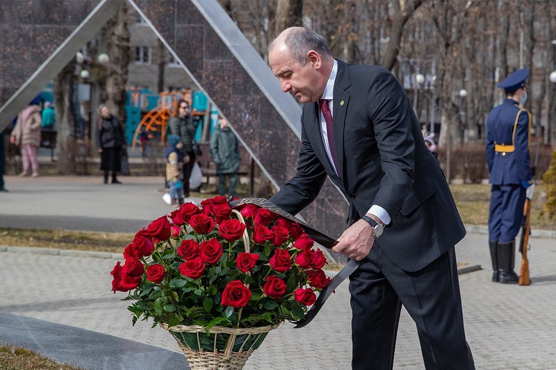 Глава Карачаево-Черкесии Р. Темрезов и члены Правительства  возложили цветы к Вечному огню на Аллее Героев