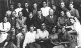 Верхний ряд: 
Филимонов, Семенов Алексей, Петренко, Шкрябин Гриша («Сэр» – за высокий рост и прямоту суждений), военрук – Иван Трофимович, Поминова Ольга, Гречман
Отто Генрихович, ** *. 

Средний ряд: 
** *, Дмитриев Алексей Яковлевич, Еремин Петр Ильич, ** *, ** *, Юнак Георгий Александрович, ** Софья Адамовна, Косенко Ольга Семеновна, ** *. 

Нижний ряд: 
** *, Орлов Михаил, Андрейчук *, Марчихин Эдик, Бубнова Анна, Новикова Тоня