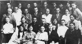 Верхний ряд: 
третий слева направо – Григоров Николай, за ним Рощенко В. 

В третьем ряду сверху: 
крайний слева – Хохлачев Н.А. с сыном, Нина Брянцева, Верк Ян, 

следующие – **, Софья Адамовна. 