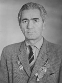 Абдулжалилов Фазель Апасович (1913-1974), ногайский писатель, в 1932 г. окончил Черкесский педтехникум