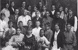 Верхний ряд:  Садыкчанова Валя, Торопова Маша, Отто Генрихович Гречман, Марчихина Ольга, * София Адамовна, Слюсарев **, Чикова Лида, Арсеньев Миша, Соболев Иван, Зеленская Мария,  Бабаханянц Аня.

Средний ряд:  Барабанова Анастасия, Дмитриев Алексей Яковлевич, Юнак Георгий Александрович,  Дуракова Александра Васильевна, Еремин Петр Ильич, * Иван Трофимович. 

Следующий ряд:  Крикунова Полина, Хоменко Виталий, Пуля Иван, Лапко Евграф, Боркун Вася, Давидянц Соня, Дробязко Вася. 

Нижний ряд:  Толмачева Валя, * Нина, Арсеньева **.
* – не известна фамилия, ** – не известно имя 