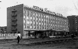 Гостиницу ЧЕРКЕССК строил с 1963 года коллектив СМУ-2 треста КАРАЧАЙЧЕРКЕСПРОМСТРОЙ и сдалл её в эксплуатацию 10 июля 1971 года