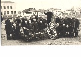 Балахоновцы на могиле своего командира Я. Ф. Балахонова