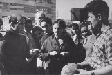 1-й секретарь Черкесского  ГК ВЛКСМ Р. Ш. Татаршао со школьниками СШ № 13 на субботнике по строительству Эркин-Шахарского сахарного завода (1963 г.)